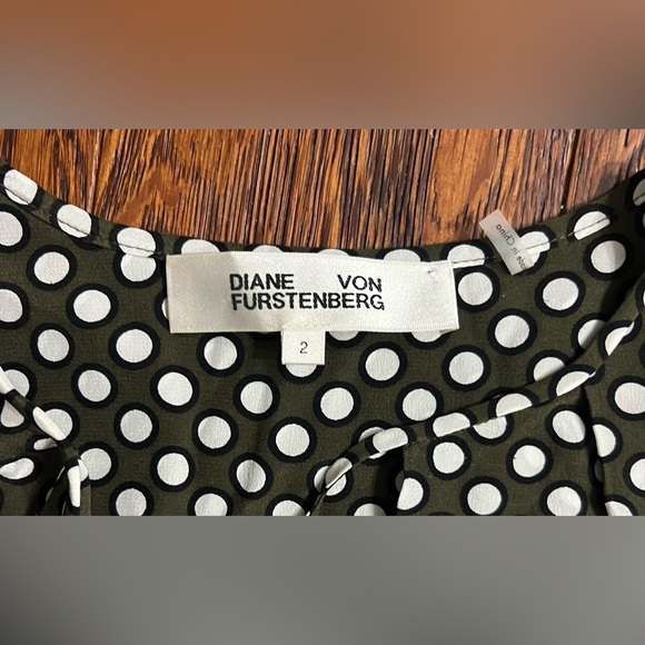 DIANE VON FURSTENBERG Silk Polka Dotted Shift Dress with Keyhole Detail Size 2 - Picture 8 of 10